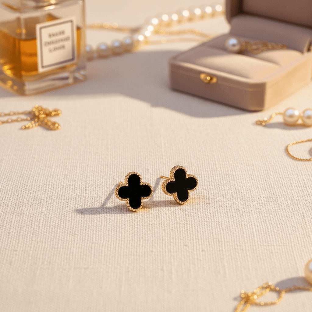 BRINCO TREVO RESINADO PRETO