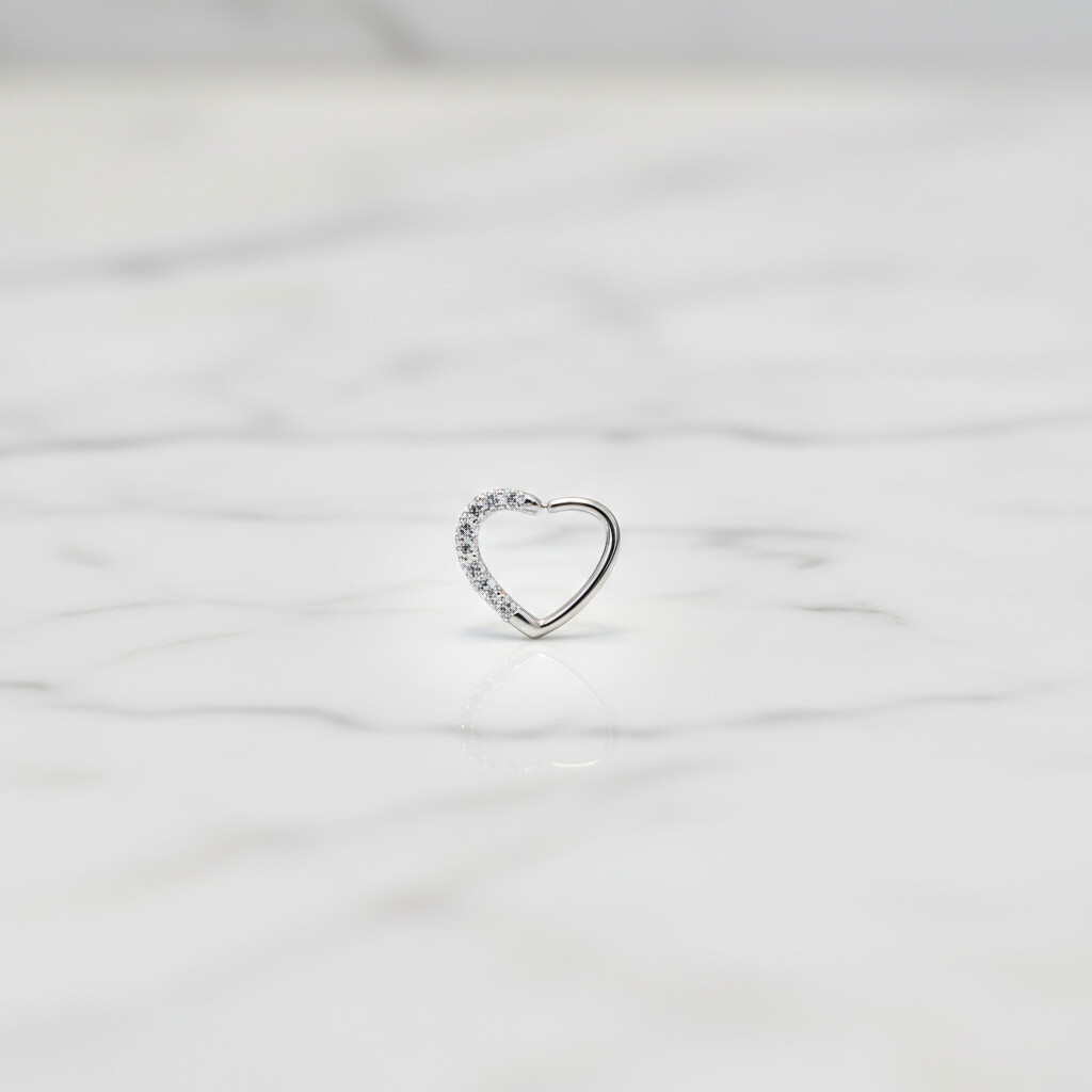 Piercing Daith Coração Cravejado Rodio Branco